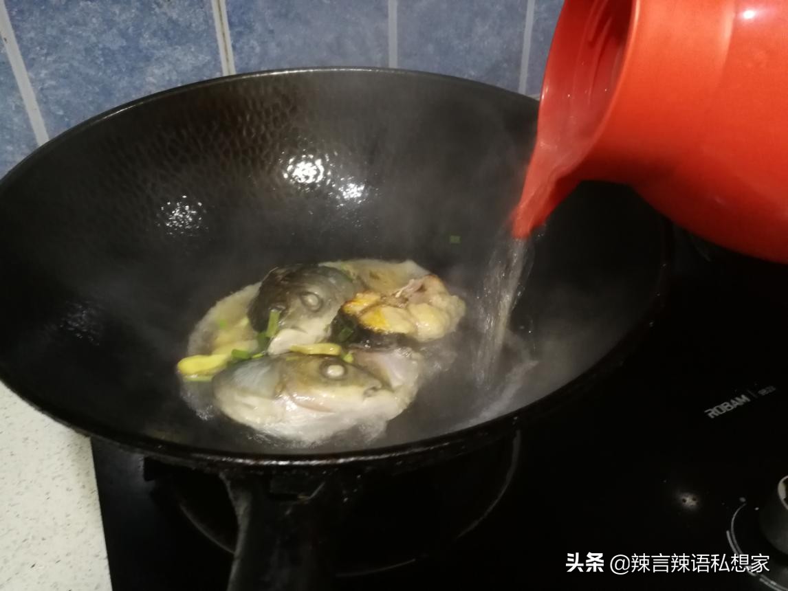 学会鱼头去腥内酯豆腐减水分的妙招后，你也能做出美味鱼头炖豆腐