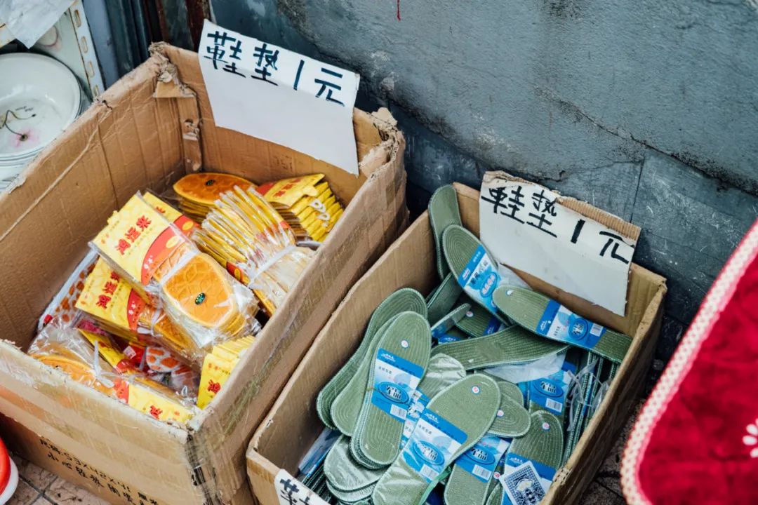 活着的两元店,2块钱能买啥?