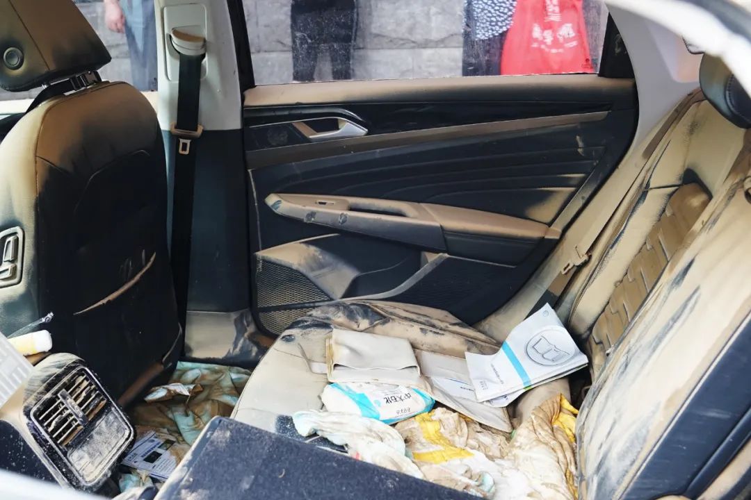 郑州暴雨淹了多少车,郑州暴雨被冲走的车