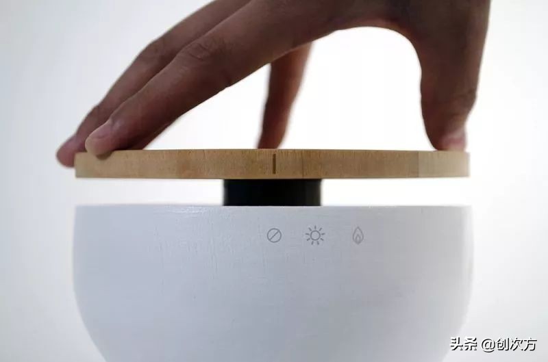 通过手机调节台灯亮度,能与手机连接控制亮度的台灯