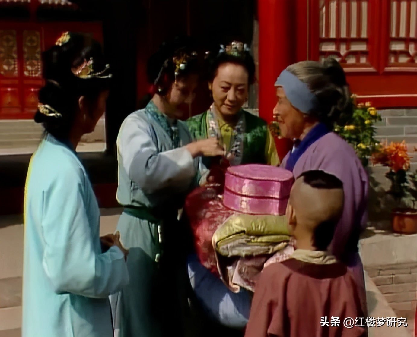 刘姥姥讨好贾母闹笑话,刘姥姥被取笑的心理