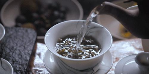 用废弃木床做书架,多功能流觞曲水桌