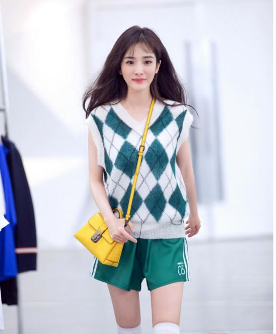 34岁杨幂再现少女感穿搭,杨幂新中式马甲穿搭