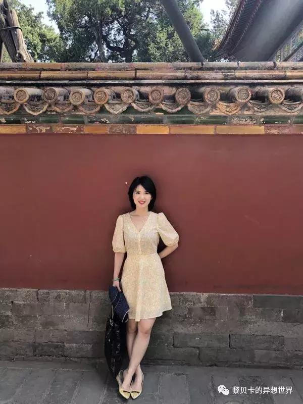 她们穿的连衣裙,她们穿的花裙子