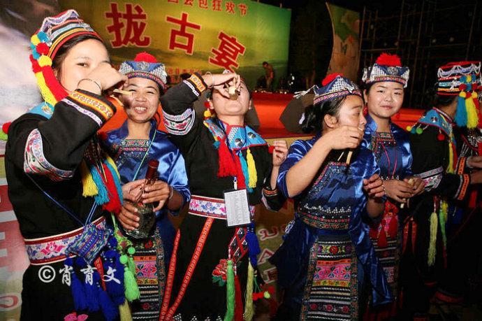 水牛身上画画,水牛身上画了牛郎织女画面