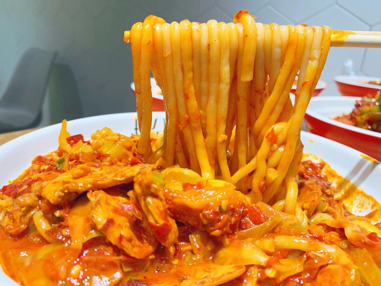 新疆爆辣炒米粉私藏美食大分享,吃爆辣新疆炒米粉合集