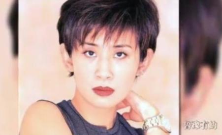 她被父亲嘲斗鸡眼，却因“丑角”一炮而红，曾公开怼周迅是小结巴