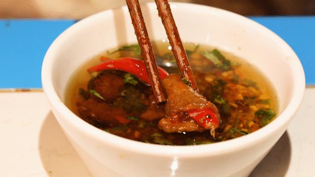 只此一家的牛腩串串火锅C位出道，19块9请你放肆开涮