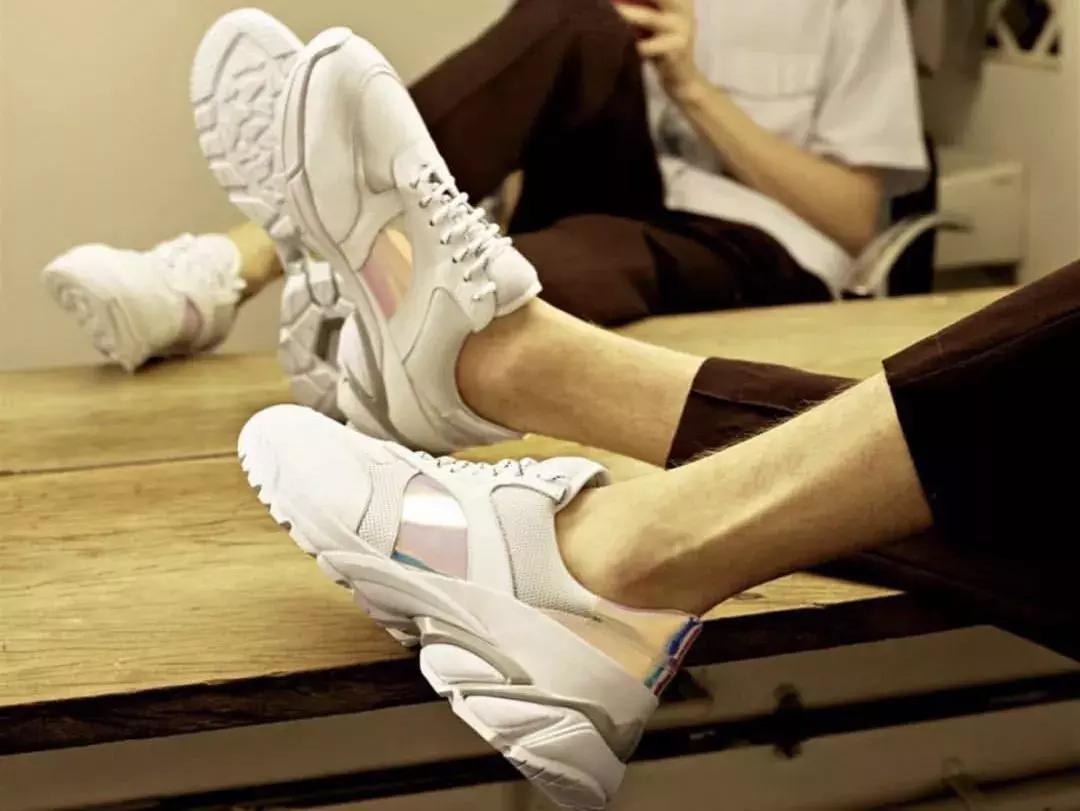 小白鞋什么时候穿好,小白鞋过时了吗