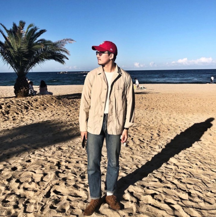 飞行夹克搭配深蓝色直筒牛仔裤,夹克配修身或者直筒牛仔裤