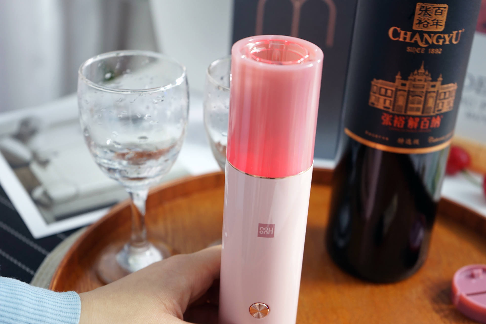 红酒自动开瓶器演示,开红酒神器开瓶器