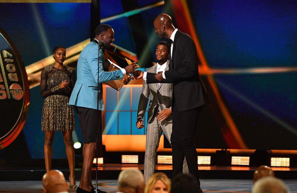 NBA球星西装照：詹姆斯像精英，瓜哥最社会，唯独此人像精神小伙