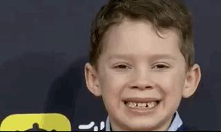 别让「假笑男孩」的悲剧,在她身上重演