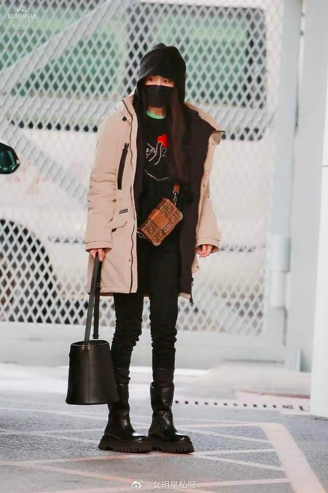 看何穗江疏影的穿搭,江疏影银色垫肩礼服