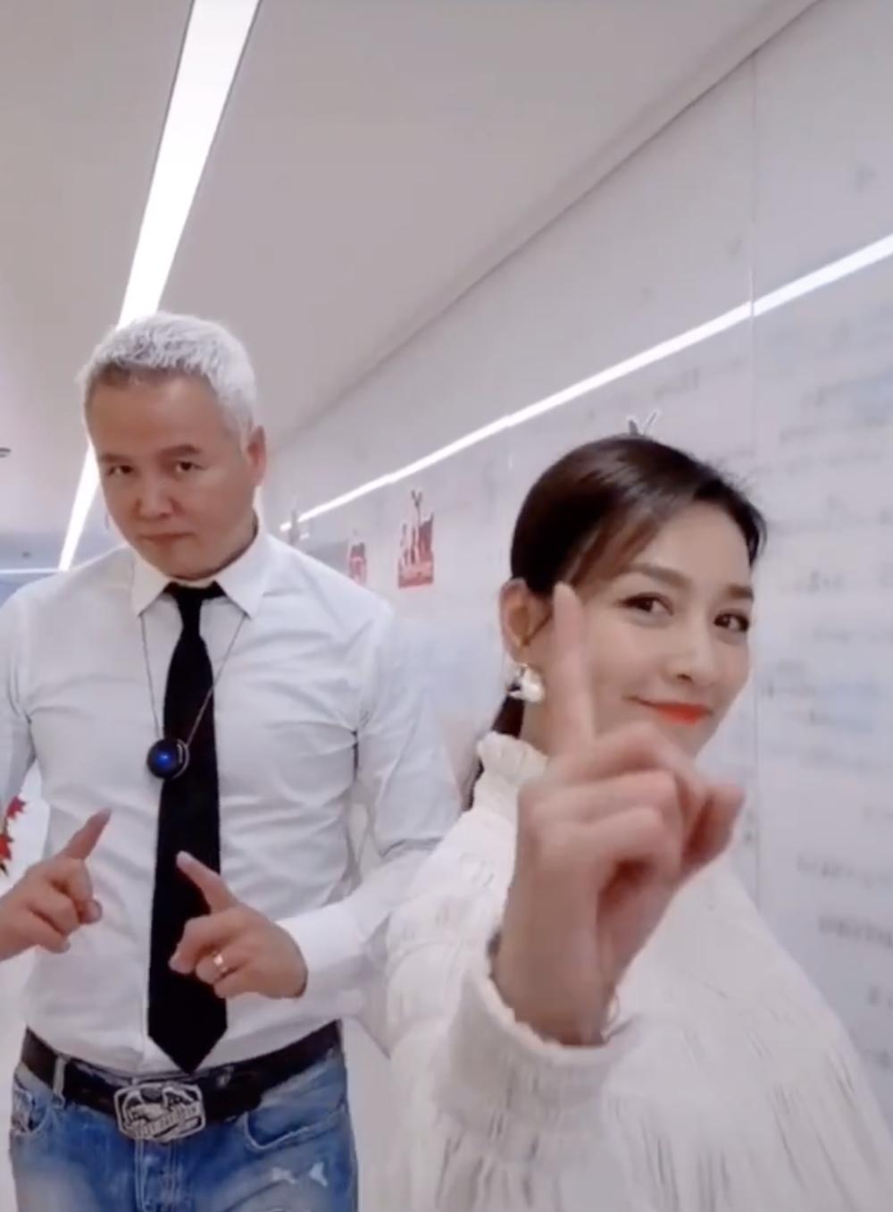 张庭扎两个羊角辫录视频卖萌，50岁依然少女感满满，毫无违和感