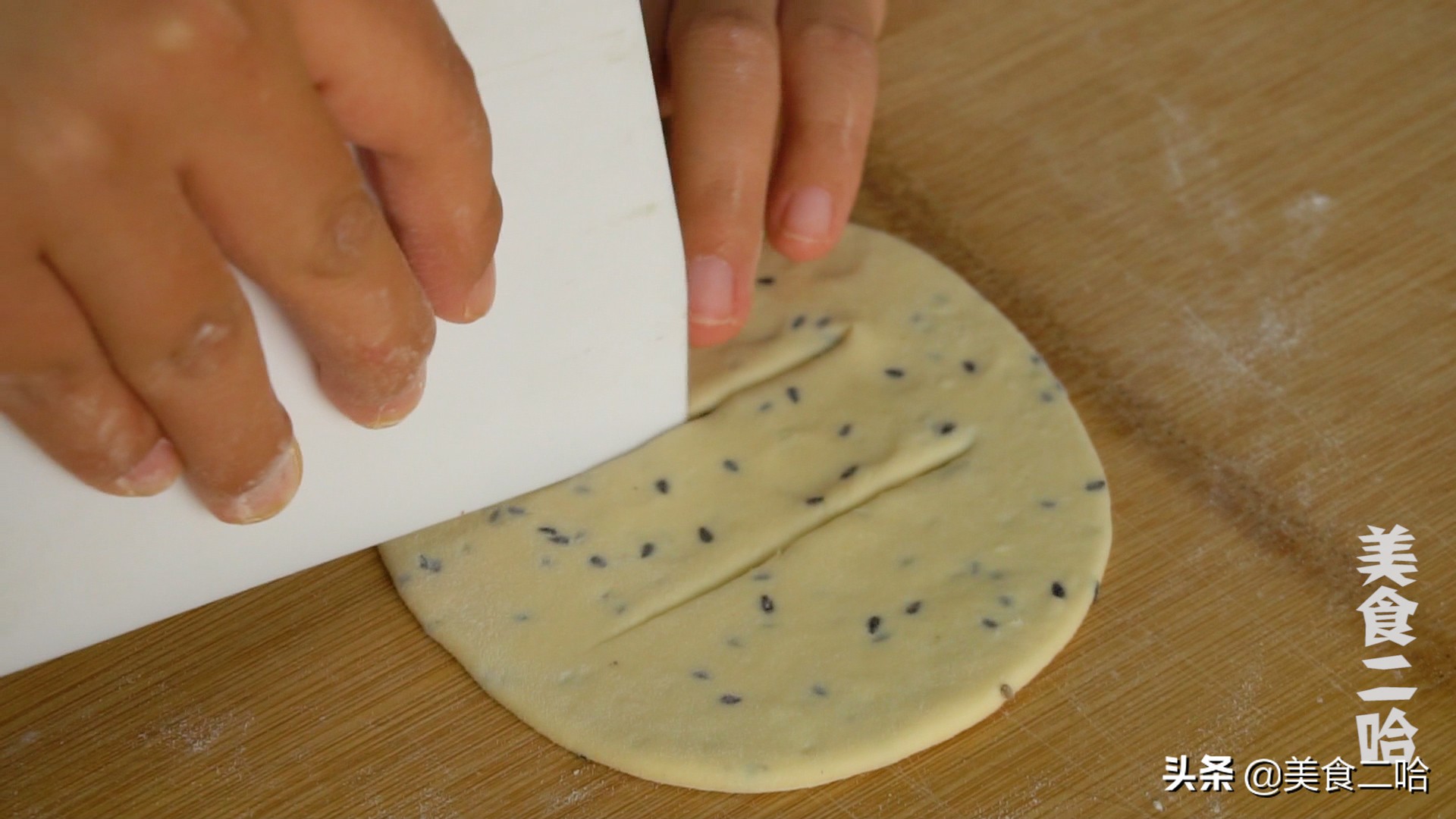 炸油饼家常做法，大刀一切，个个蓬松又柔软，比面包都要软