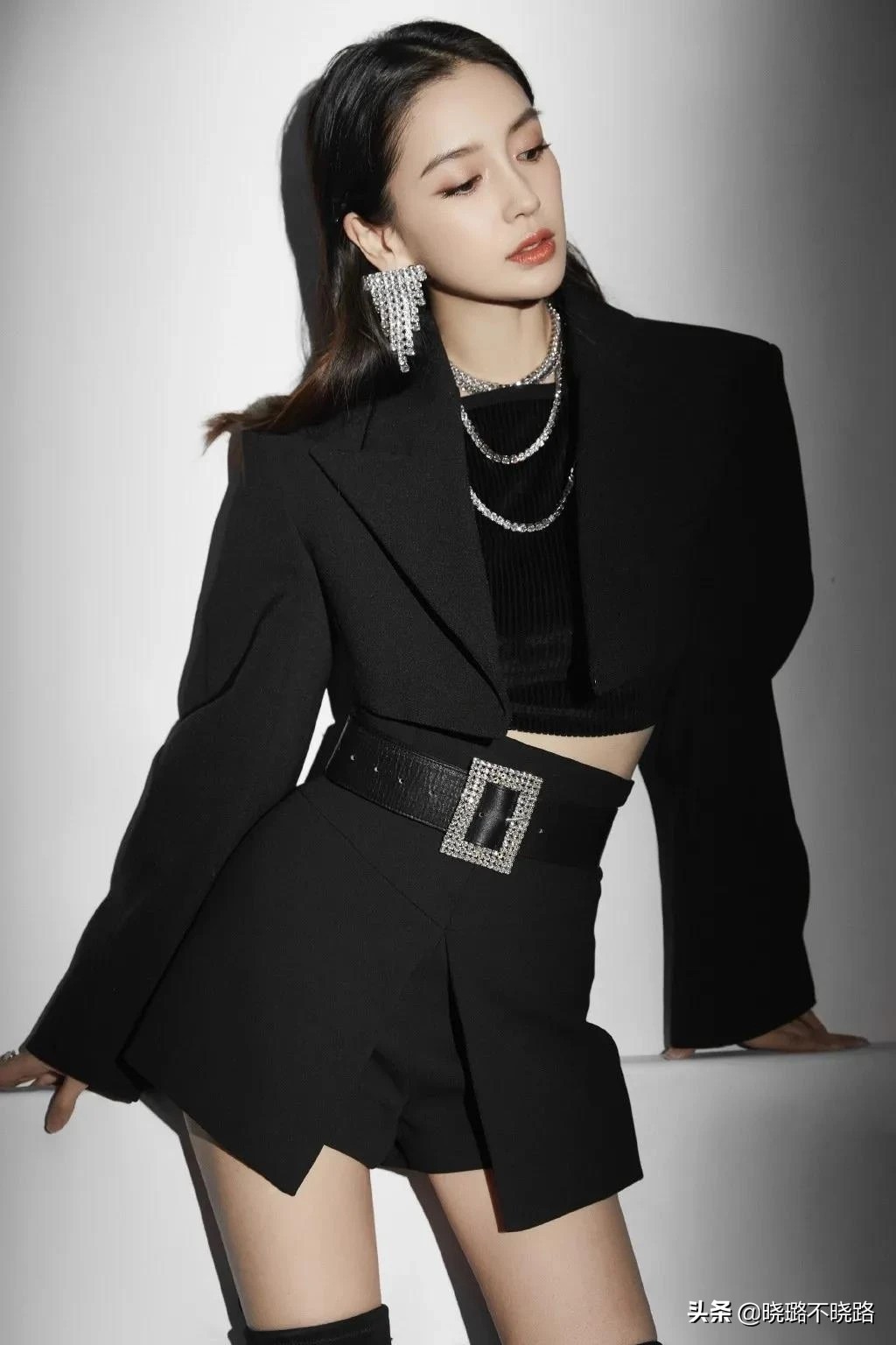 一件黑西装多种穿法,教你最实用的西装穿搭技巧