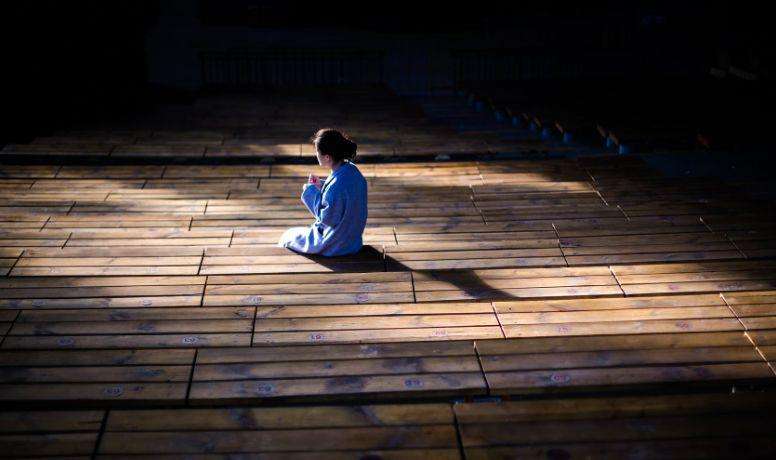 60岁的母亲照顾两个瘫痪儿子,面对老年痴呆的母亲没有好脾气