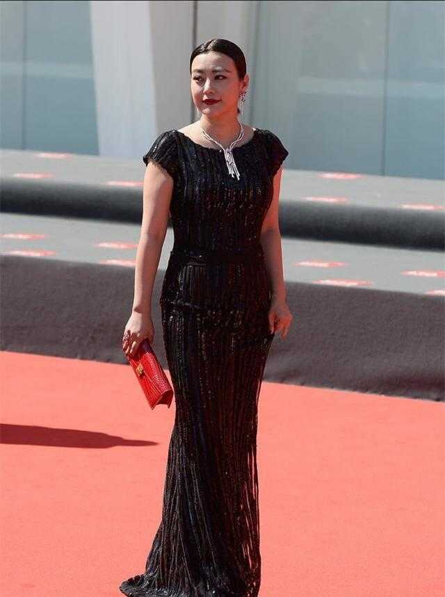 郝蕾蕾丝深v礼服裙,郝蕾穿蕾丝礼服