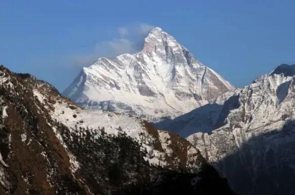 全球近80名政要“中毒”,他在首相确诊后“溜走”