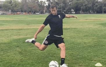 如何踢出一脚50米的长传球,长传球怎么踢的又高又远