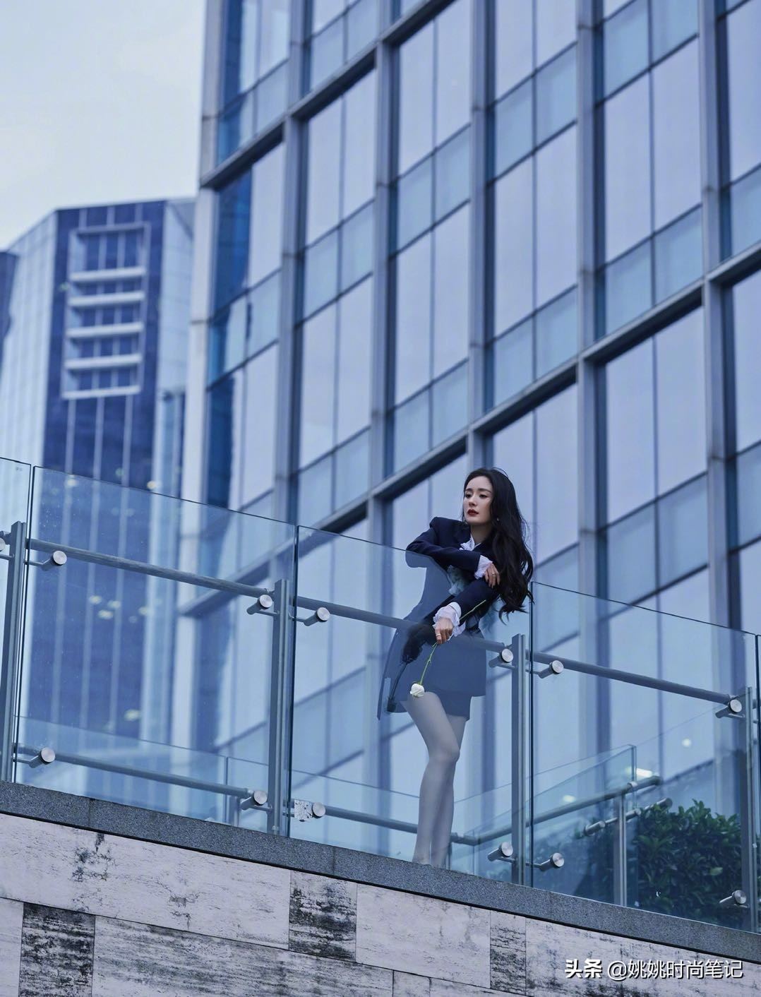 杨幂雅诗兰黛直播高定,杨幂雅诗兰黛活动造型