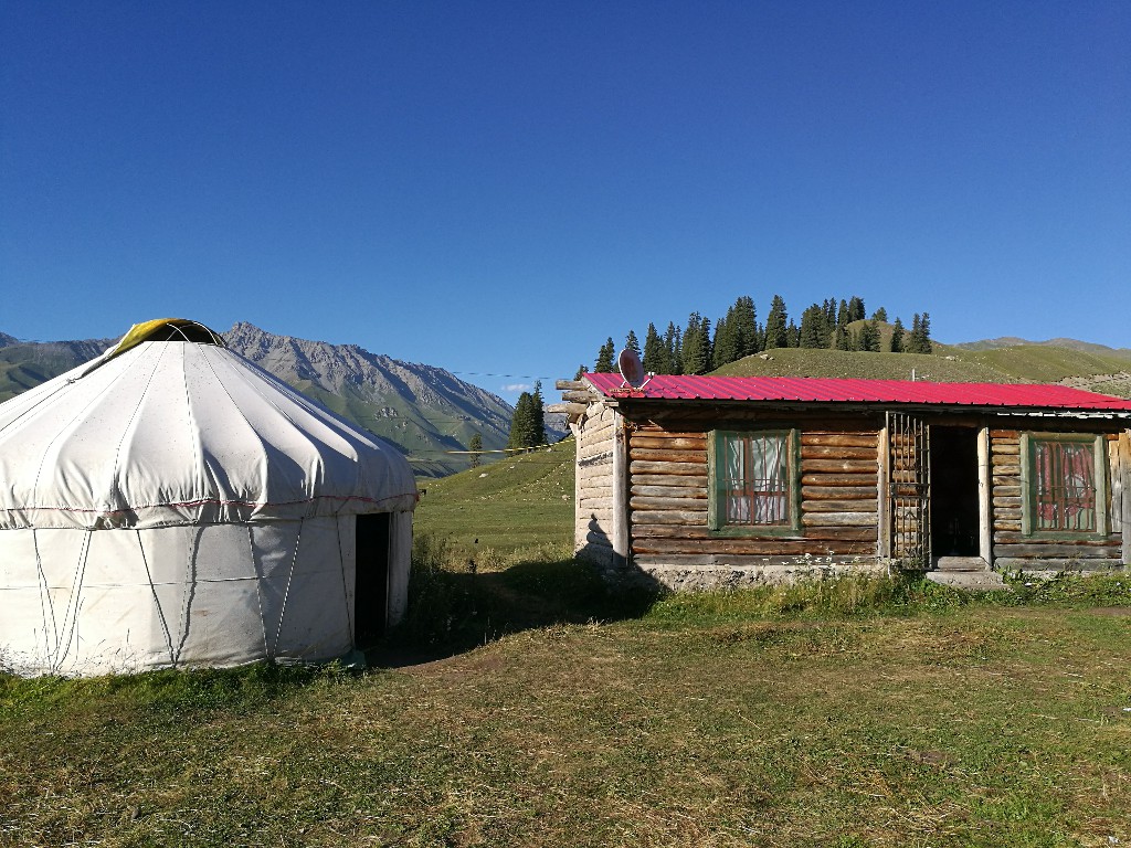 与*疆新**旅店老板共餐，直夸我土豆丝炒的好吃，后请我吃羊肉大餐