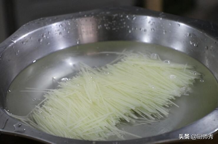 家常土豆丝的做法酸辣土豆丝,酸辣脆爽可口的土豆丝做法