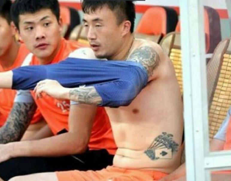 国足为何实力差？看看它们和国乒球员脱下衣服的对比，你就知道了