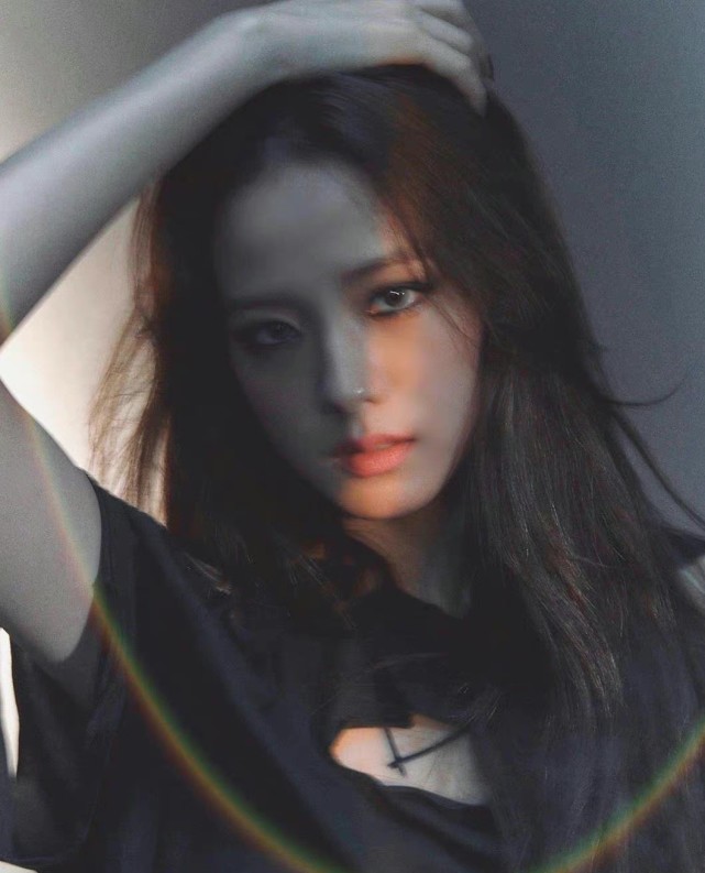 金智秀孙兴慜被曝恋情，网友扒出众多同款，女方曾专门去看比赛