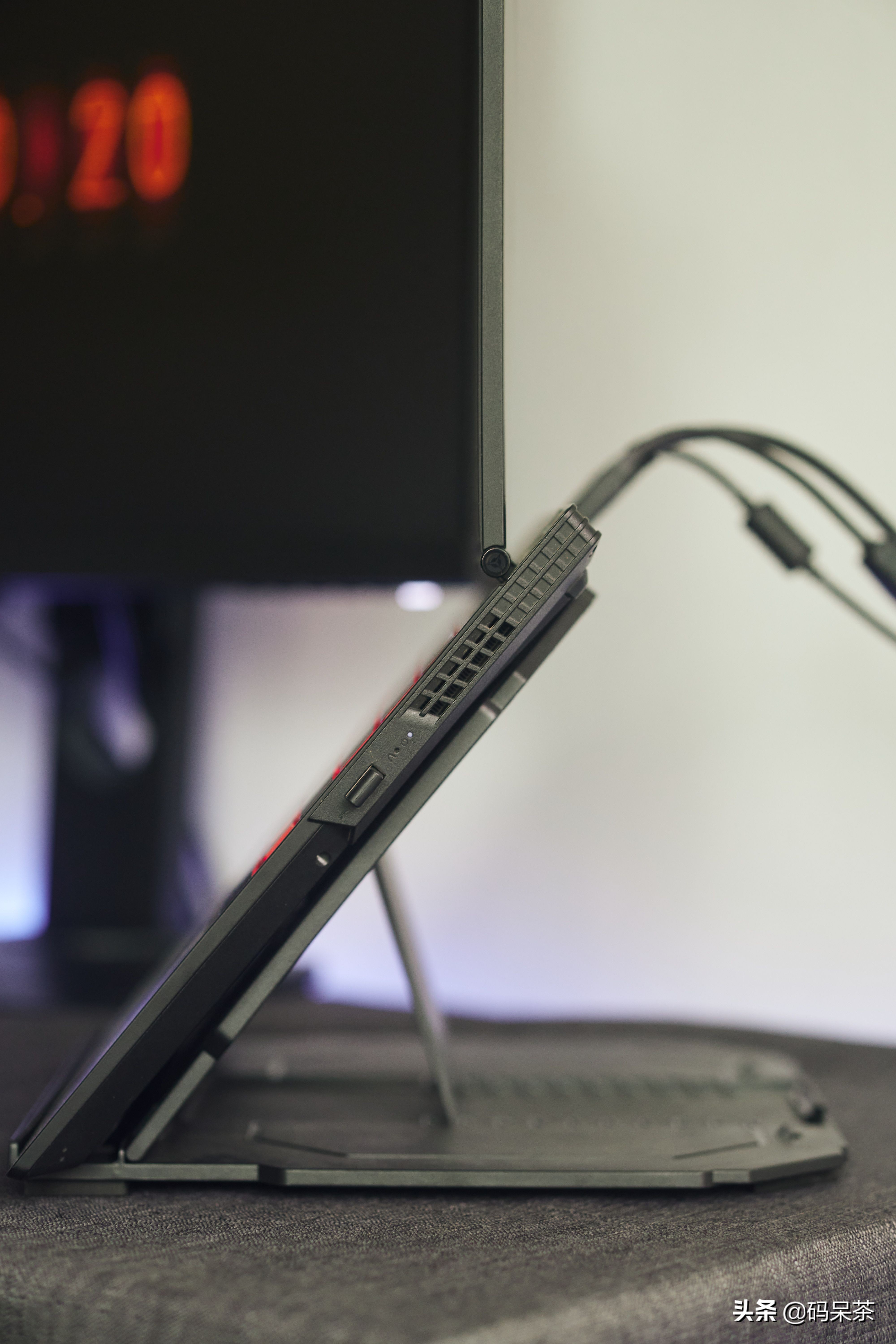 W10笔记本电脑外接显示器怎么设置,笔记本外接显示器桌面布置方案