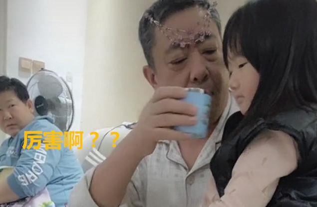 贵妇扮公主哄娃娃,爷爷扮成公主哄孙女