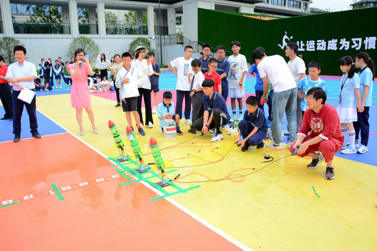 用一个塑料瓶做水火箭不用打气筒,1.25升塑料瓶做的水火箭能飞多远