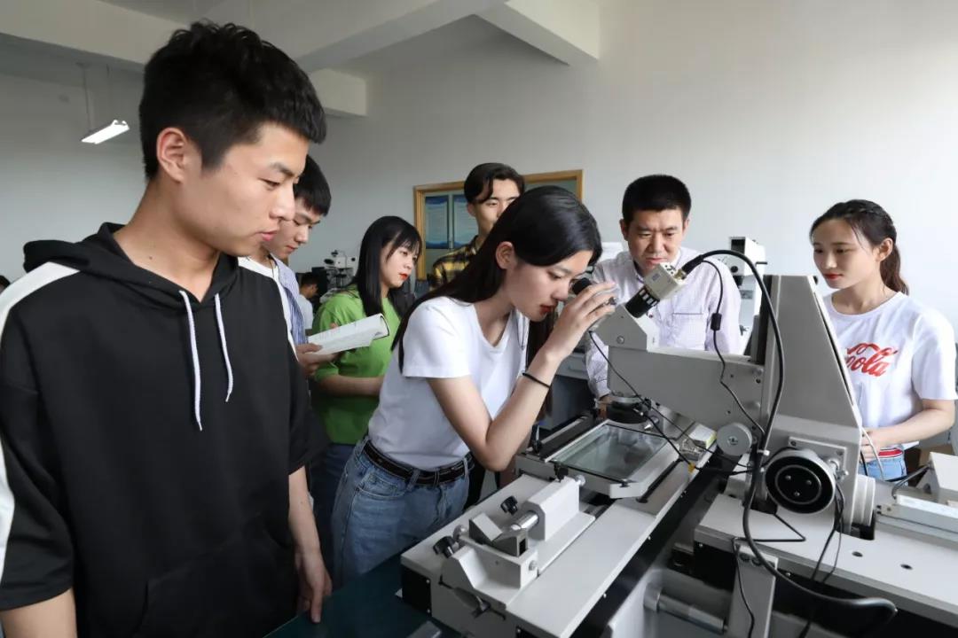 郑州商学院二十年历程,郑州商学院值得去的原因