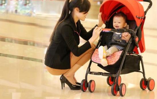 宝宝几个月坐婴儿车能起来一点,几个月宝宝就可以坐婴儿车了