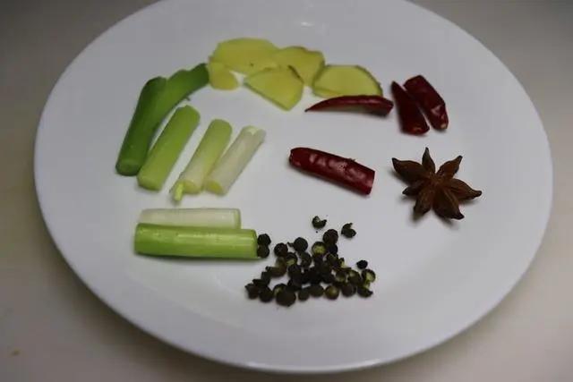 鱼刺卡喉咙一招搞定小窍门,卡鱼刺在喉咙吃醋有用吗