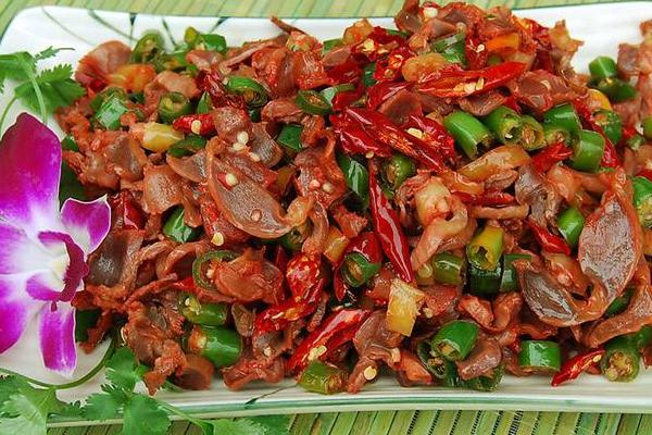 香辣爆炒鸡杂木桶饭,爆炒鸡杂的做法出锅鲜香脆爽