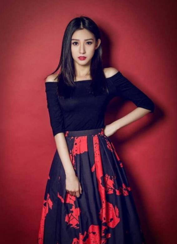 她曾18岁走秀不慎掉落泳裤：坚持走完，如今成央视美女主持人