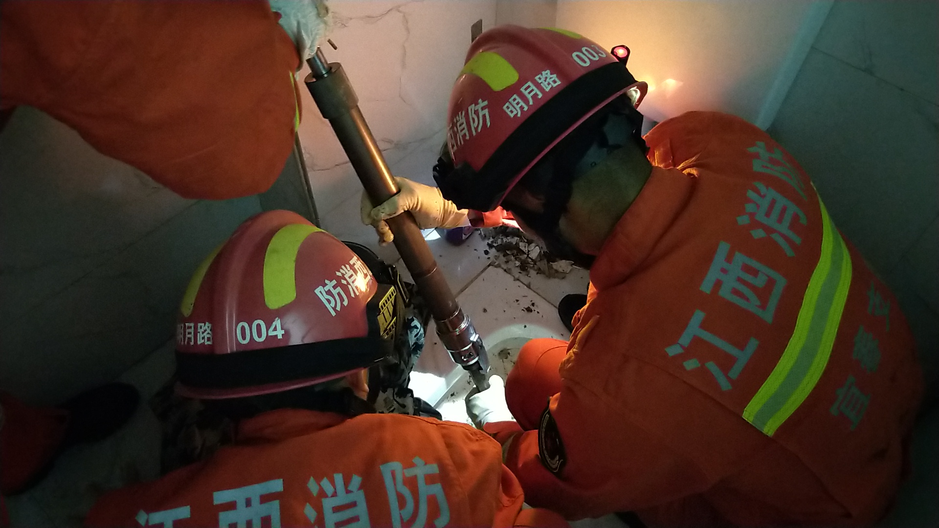 七旬老人手卡便池救人,老人手臂被卡便池消防助其脱困