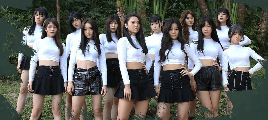 夏天穿浅色系的衣服真的很亮眼,夏天穿白色衣服搭配什么颜色包包