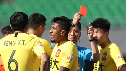 保利尼奥肘击足协会怎么处罚,保利尼奥被红牌罚下来