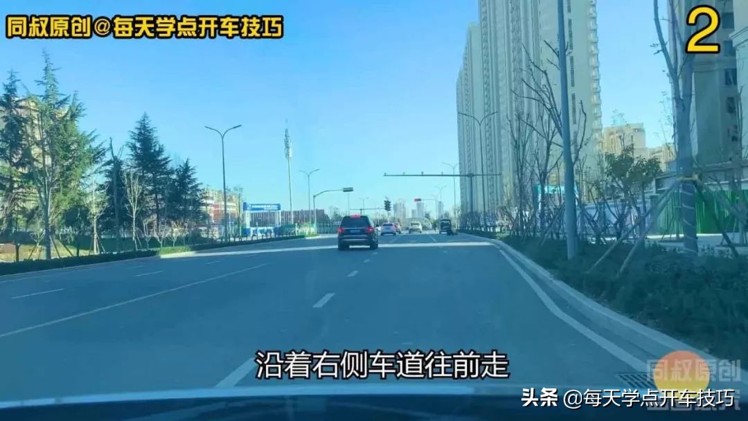 中间车道右拐弯压实线会不会违章,前车道压实线变道违法吗