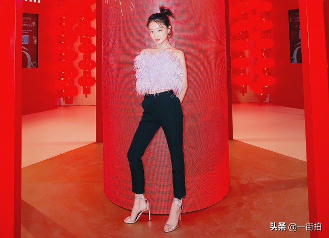 周冬雨穿奶茶色抹胸礼裙出席活动,周冬雨显瘦西装裤
