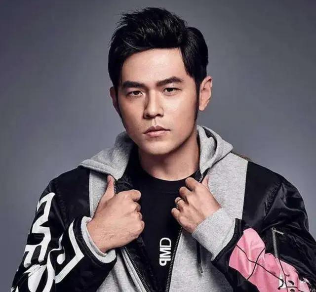 怎么处理“唱歌忘词”？王源嘟嘟嘴，周杰伦机智，王力宏最独特