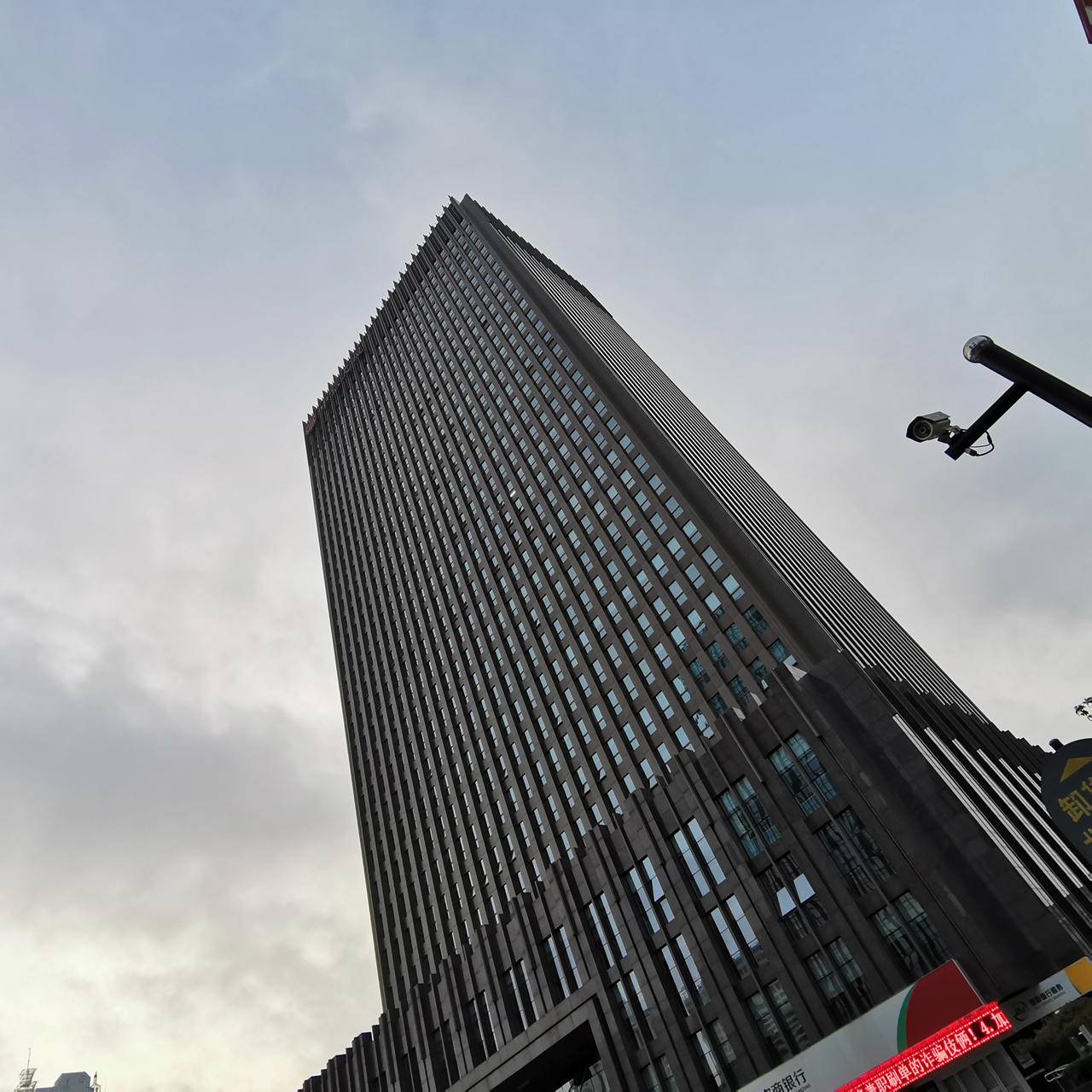 荣耀20pro评测视频,荣耀20与荣耀20pro深度评测