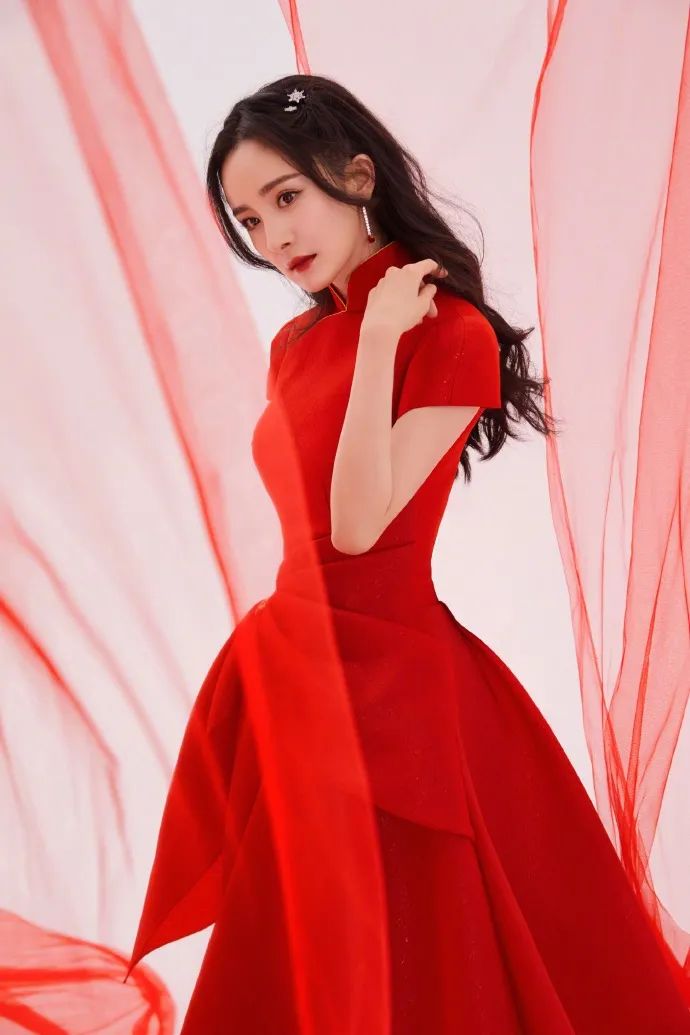 春晚时尚图鉴:热巴杨幂的红裙、王菲刷碗手套和董卿李思思的口红