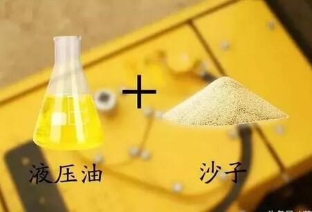 挖掘机油箱里不小心进入了沙土,挖掘机油箱被人加沙子