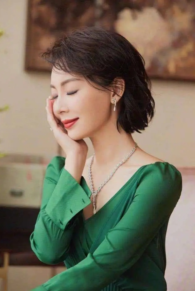 短发怎么烫又好看又不显老,五六十岁女士短发怎么梳不显老