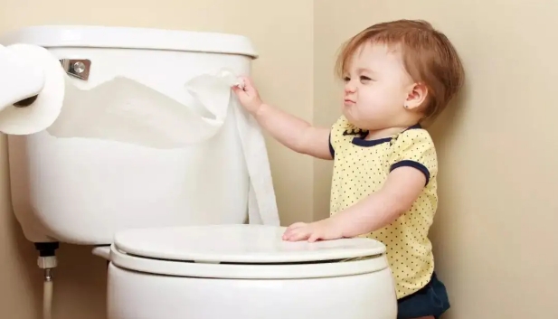 帮幼儿园小朋友擦屁股,幼儿园擦屁股自理课