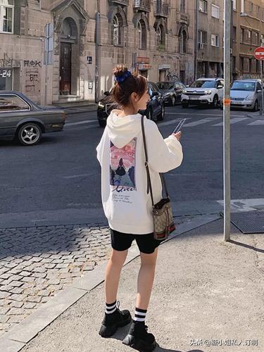 今年必火的3款卫衣时髦极了,今年最流行的中款卫衣